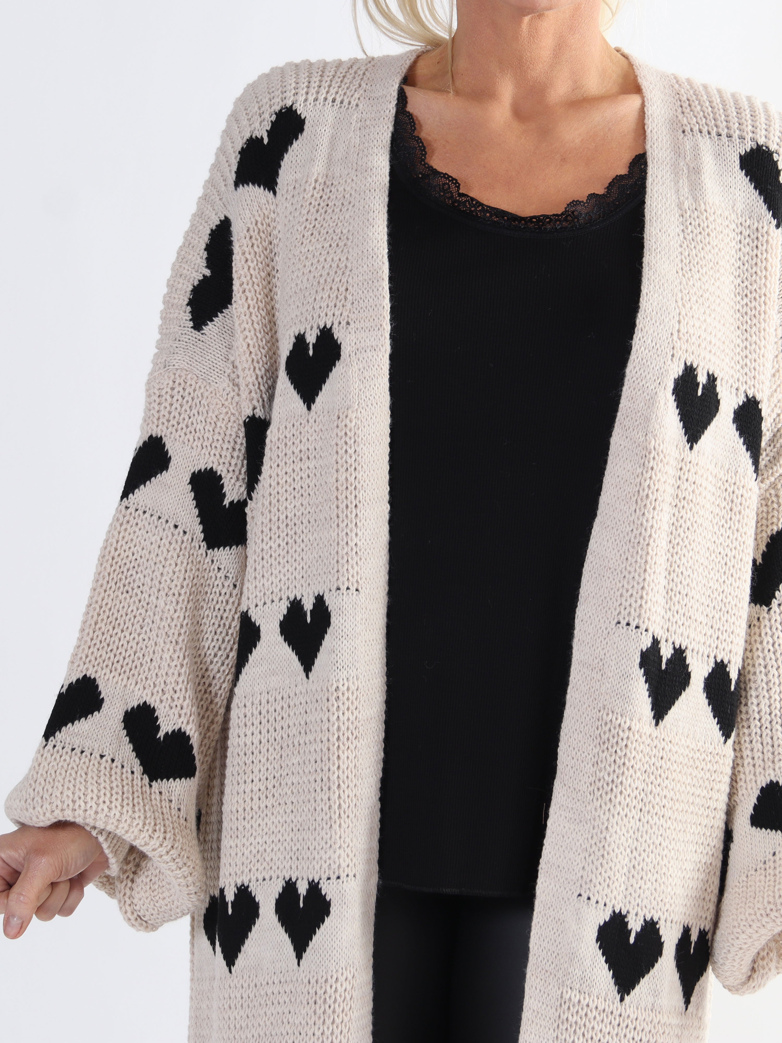 Grace - Stickad kofta med hjärtan och ballongärmar i plus size-modell